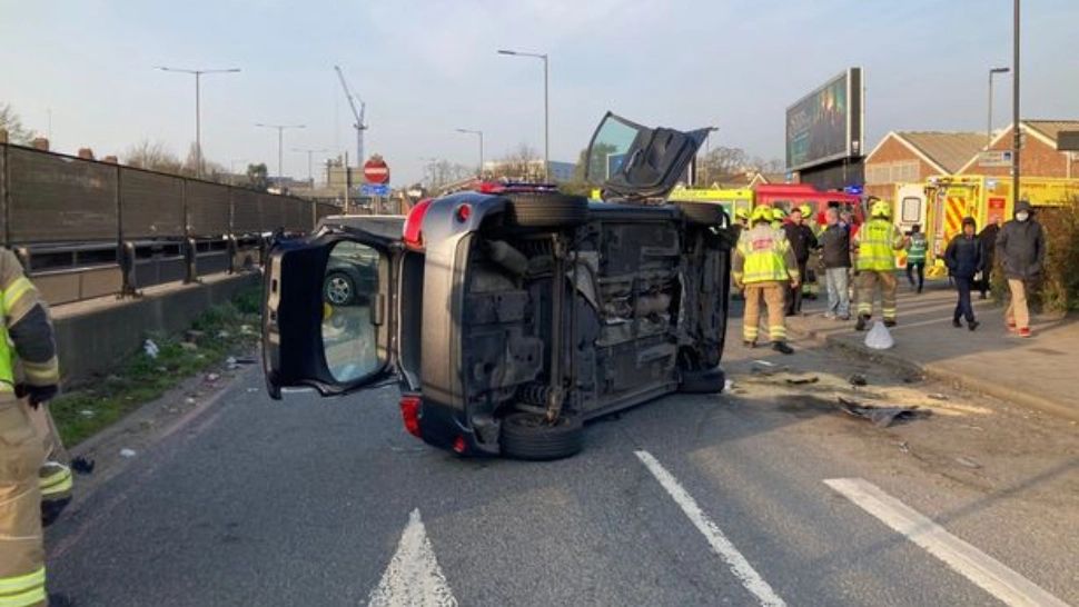 VIDEO - Accident teribil - Un cunoscut fotbalist, la un pas să își piardă viața - S-a izbit cu mare viteză de un copac