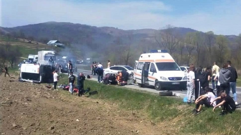 Accident grav între două microbuze și o mașină: un minor, în stop cardio-respirator! Zeci de persoane primesc îngrijiri - Planul Roșu, ACTIVAT