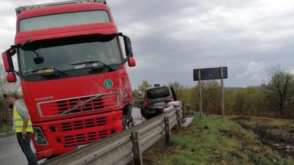 Autoturism spulberat de un camion care a intrat pe contrasens. Printre victime este și un copil de 13 ani