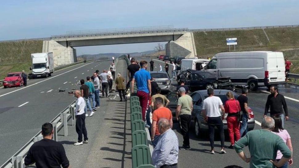 Argeş: Un TIR a lovit doi cai lăsaţi nesupravegheaţi le carosabil pe breteaua de acces a autostrăzii A 1