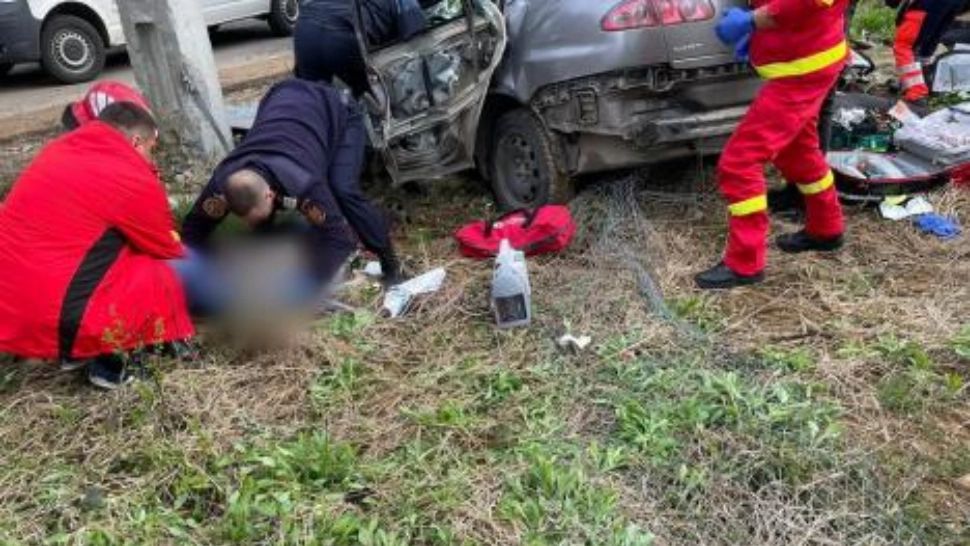 Accident mortal în Bihor, în a doua zi de Paște: o femeie și un copil au murit după ce mașina lor a lovit un stâlp
