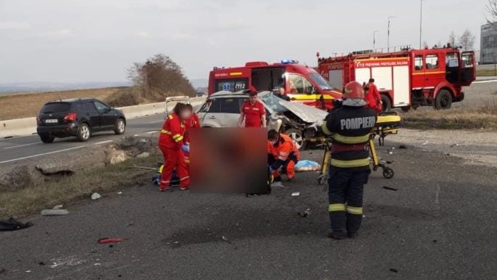 FOTO | Accident teribil în Cluj: Un bărbat a murit după ce a intrat cu maşina într-un cap de pod. A intervenit un elicopter SMURD