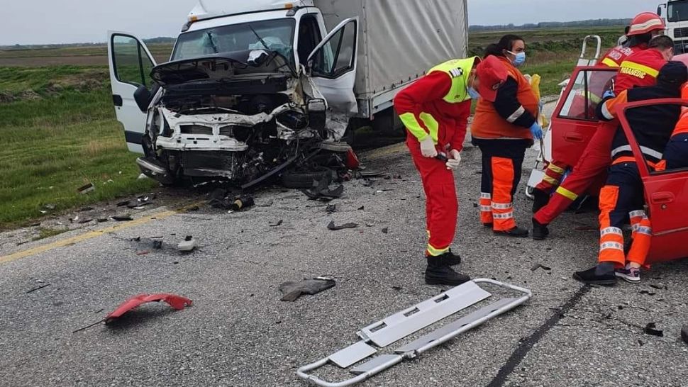 Accident grav pe DN 6. Traficul este blocat. 4 persoane sunt rănite, 2 fiind în stare de inconștiență