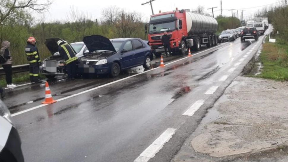 FOTO. Accident cu 4 autovehicule, inclusiv o cisternă, în Teleorman - 5 VICTIME, transportate la spital