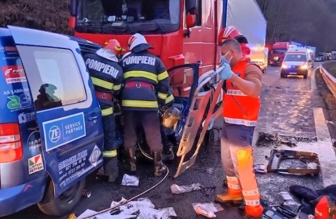 Accident cumplit pe Valea Oltului: doi morți, după impactul violent cu un TIR
