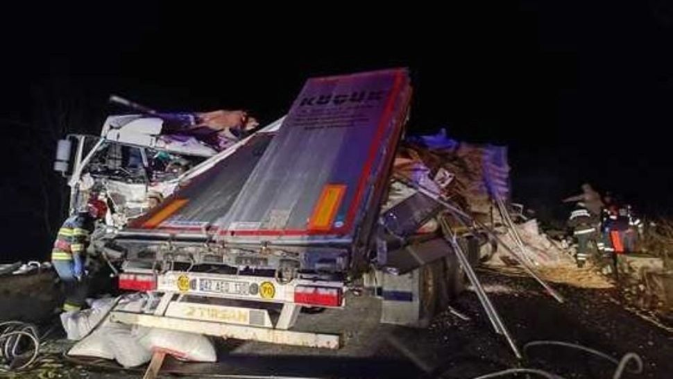 Accident cumplit pe Valea Oltului: 2 morți după impactul dintre un TIR și o autoutilitară - Trafic blocat