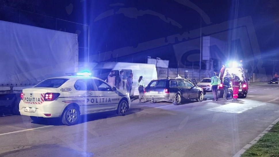 VIDEO - Accident grav surprins de camerele de supraveghere - Două autoturisme s-au izbit frontal