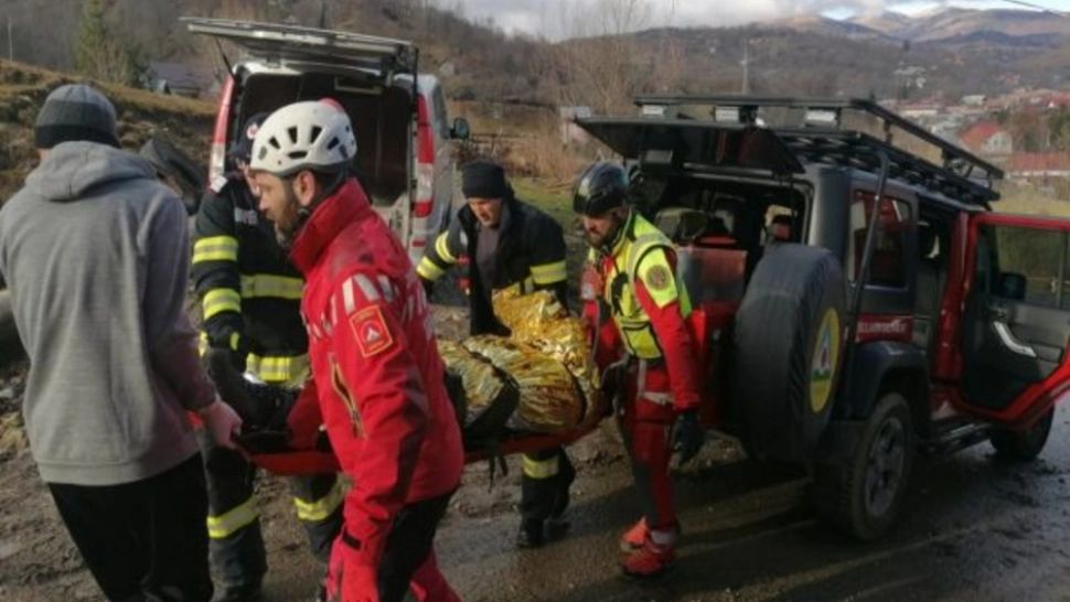 Băiat de 18 ani, în hipotermie și cu fractură gravă, după ce a căzut de pe o potecă, pe Valea Caraimanului