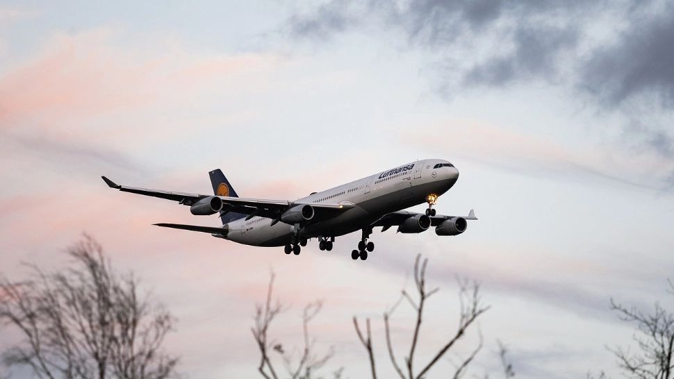 Zeci de zboruri anulate în Marea Britanie, după ce echipajele unor companii de transport aerian au fost confirmate pozitiv cu COVID