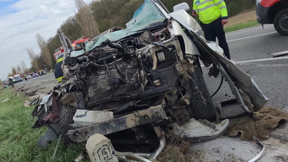 FOTO Tragedie rutieră în județul Bacău, soldată cu 3 morți și 4 răniți