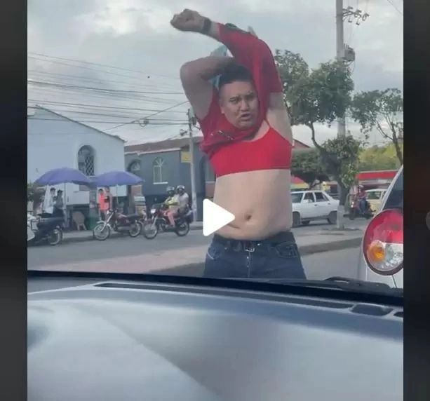 VIDEO – Un bărbat a sărit la bătaie în trafic și și-a dat jos tricoul – Uitase că poartă un sutien – Toată lumea a început să radă