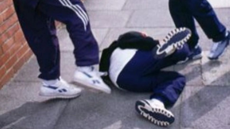 SCANDAL monstru la un fast-food: angajata și-a chemat iubitul ca să bată un client