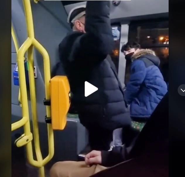 VIDEO – Ce a putut să facă un bătrânel într-un autobuz din Iași. Internauții, comentarii ironice: “La anii lui să facă de-astea…e de respectat”