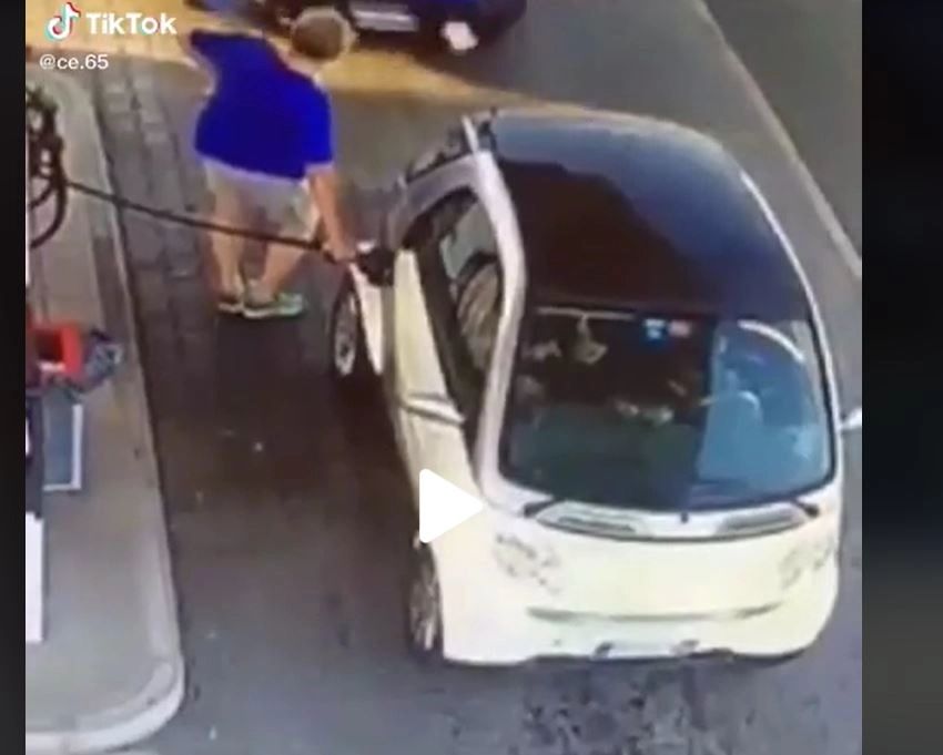 VIDEO – Punea liniștit benzină în mașina sa când ceva uluitor s-a întâmplat. Totul a fost surprins de camerele de filmat