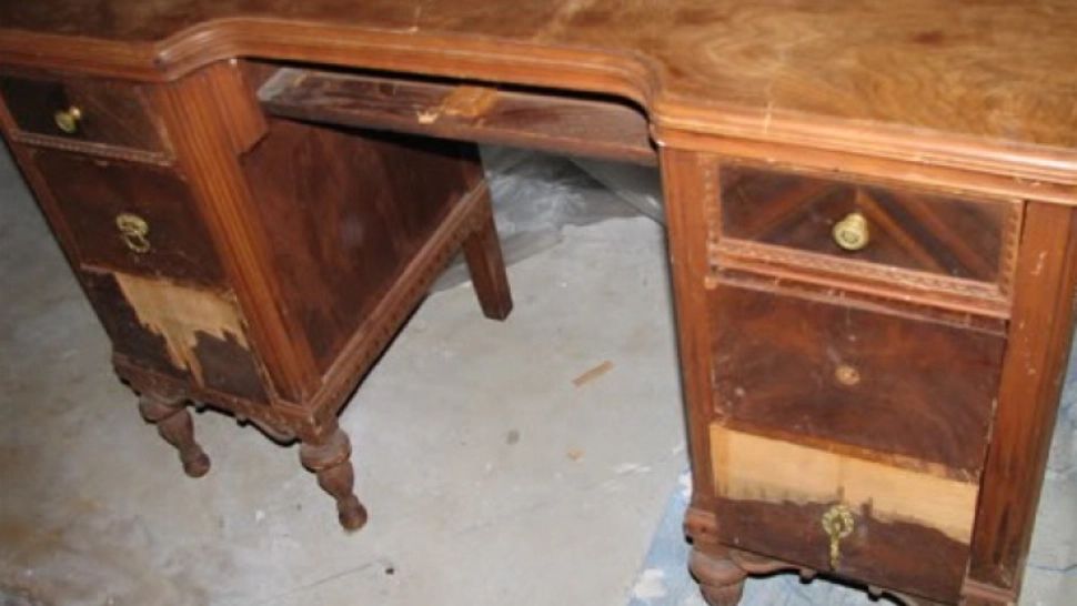 A rămas însărcinată de 5 ori. După 60 de ani, a găsit un bilețel ascuns în biroul tatălui. Când l-a citit, a îngheţat!