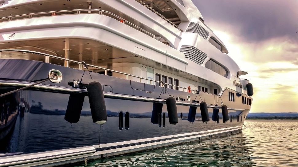 Superiahtul oligarhului rus Viktor Vekselberg, confiscat în Spania