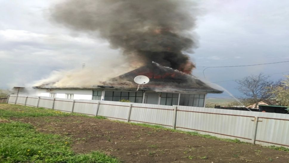 FOTO Casă lovită de TRĂSNET în județul Neamț. Proprietara a suferit un ATAC DE PANICĂ 