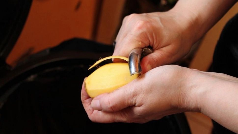 A tocat un cartof mărunt şi l-a pus într-un borcan, apoi a turnat oţet. Rezultatul, neaşteptat!