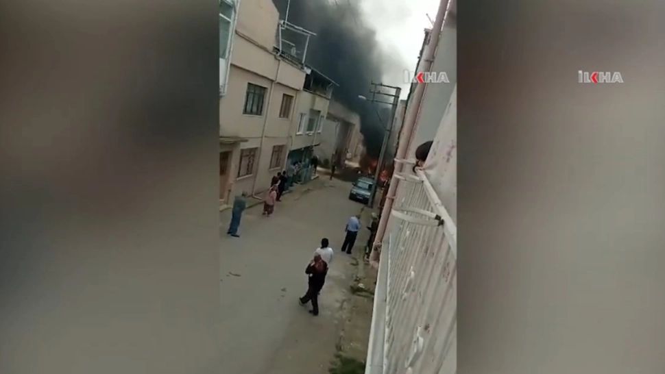 Un avion s-a prăbușit pe stradă în Turcia - Doi piloți au MURIT - Imagini incredibile