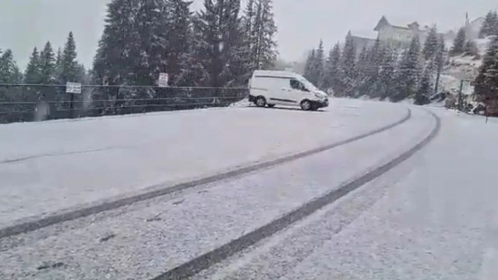 Vremea rea face PRĂPĂD în țară: furtuna a smuls acoperișurile blocurilor! Peste 20 de mașini au fost distruse - IMAGINILE DEZASTRULUI