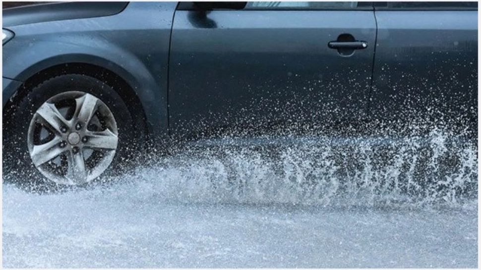 Atenție, șoferi! Ploaie TORENȚIALĂ pe A2 - Vizibilitate scăzută și RISC de acvaplanare