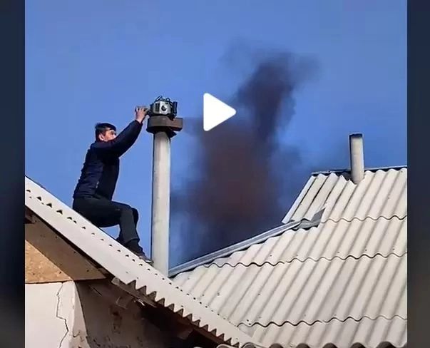 VIDEO – S-a făcut întuneric în tot cartierul când a început să curețe coșul de fum – Imaginile virale pe TikTok