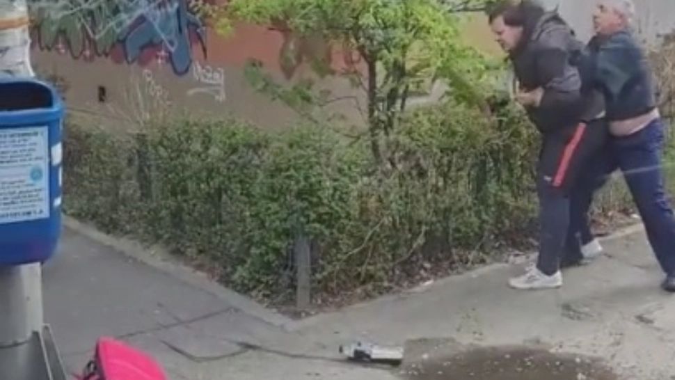 Scene ȘOCANTE în Capitală - Un curier pe bicicletă, BĂTUT crunt de un șofer de autobuz