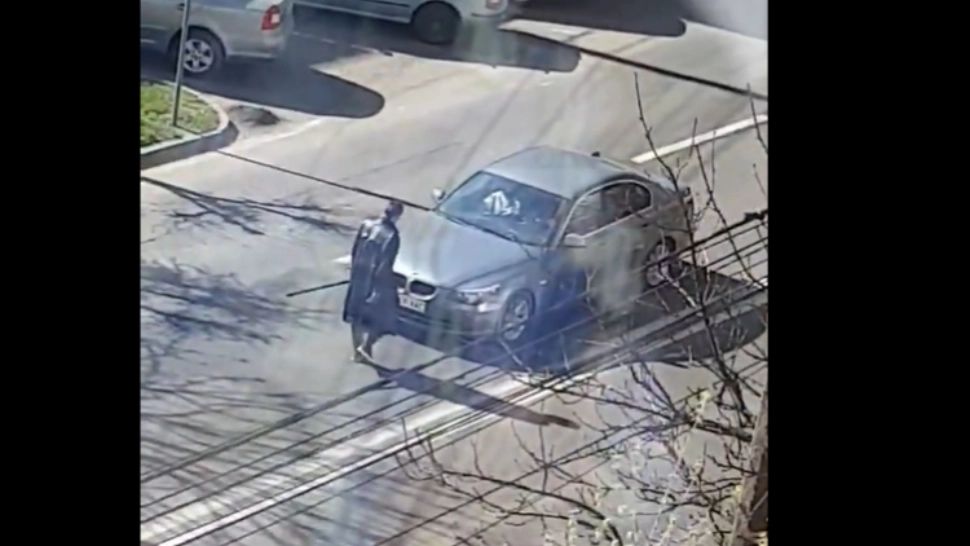 Imagini șocante surprinse la Baia Mare. Un bărbat lovește cu o bară metalică mai multe mașini, în plin trafic