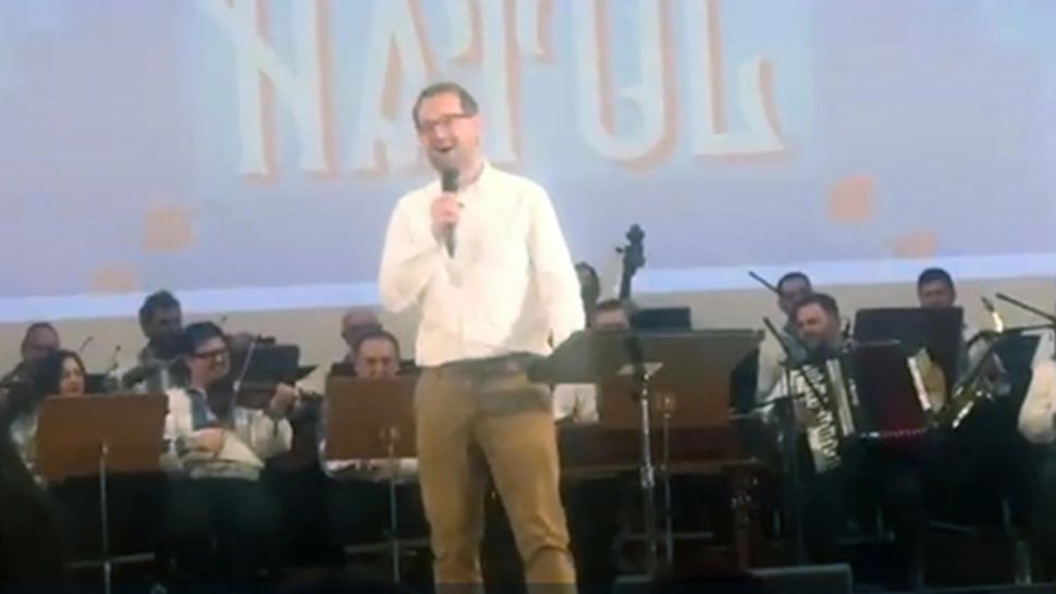 VIDEO După scandalul legat de anularea unui concert de manele la Filarmonica Banatului, primarul Dominic Fritz a cântat pe aceeași scenă