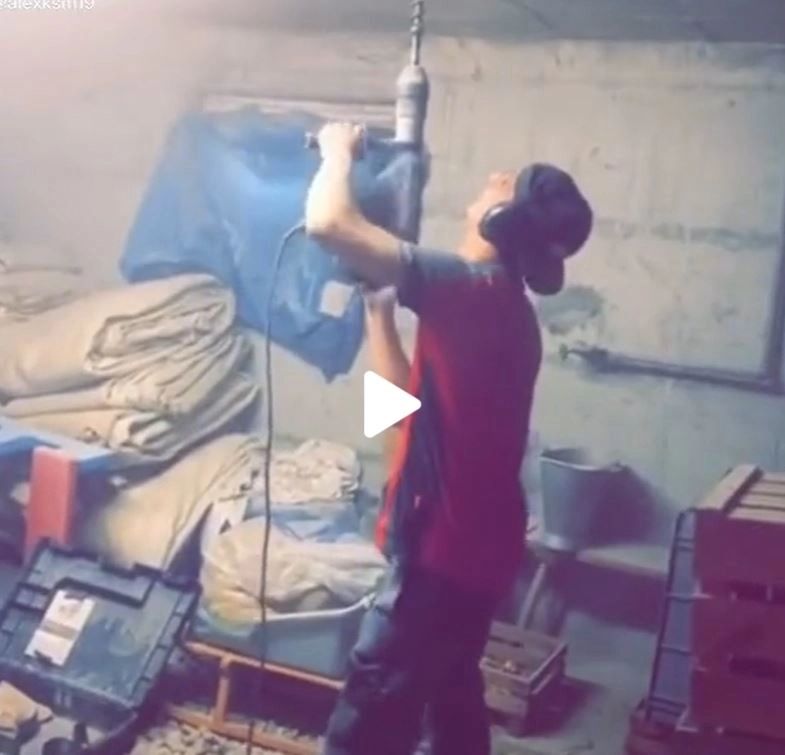 VIDEO – Dorel lovește din nou – A încercat să facă o gaură în tavan însă a ieșit un dezastru – Clipul a devenit viral