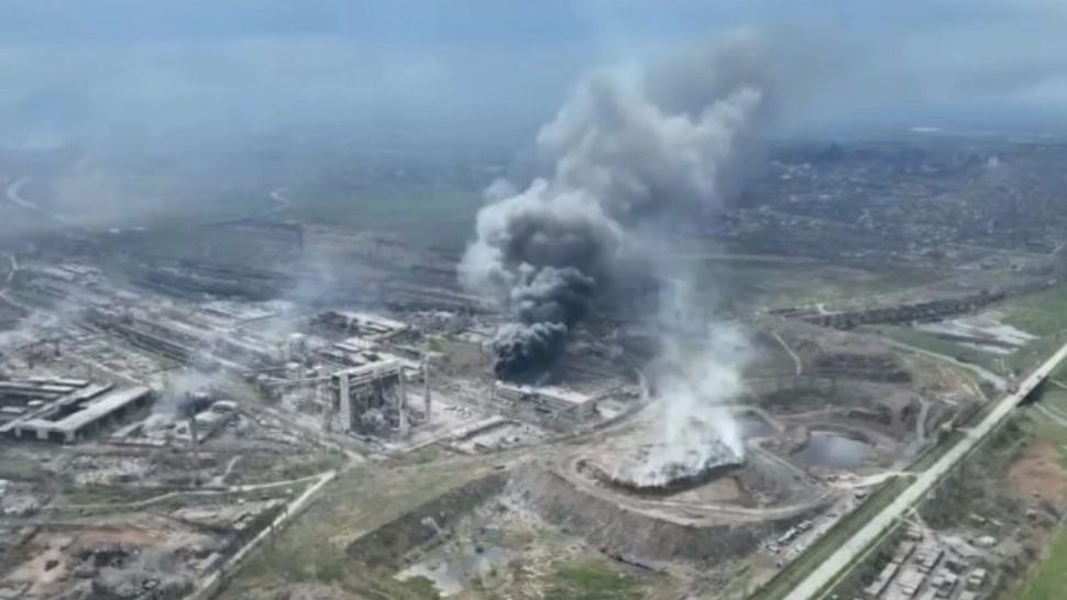 Imagini cu bombardamente la uzina siderurgică Azovstal din Mariupol, difuzate de canalele de propagandă rusă