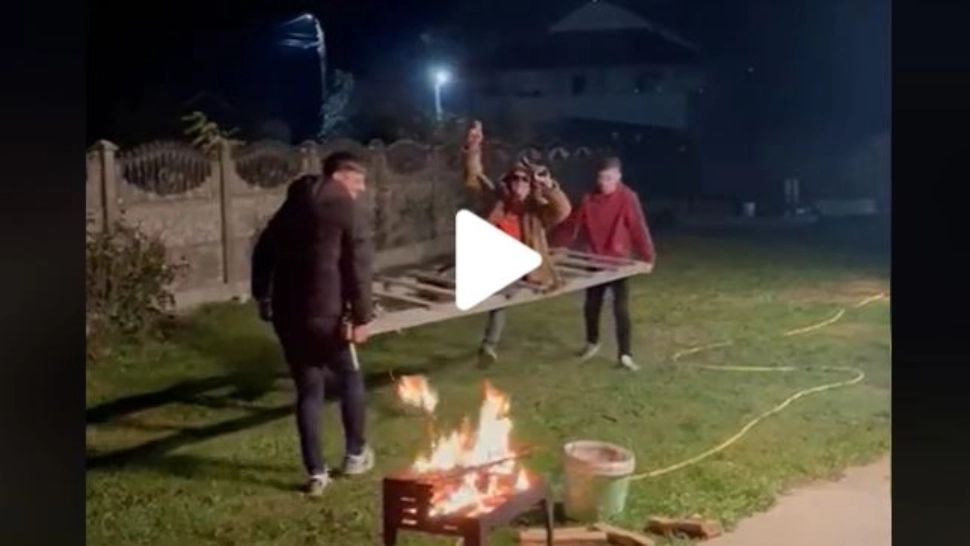 VIDEO – Farsă periculoasă făcută de un grup de români – Prietenul lor se putea alege cu arsuri grave în zone sensibile