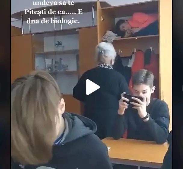 VIDEO – Farsă făcută de elevi unei profesoare. Se întâmplă într-o școală din România