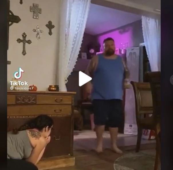 VIDEO – A vrut să-i facă o farsă soțului însă s-a lăsat cu vânătăi – Ce lovitură a primit