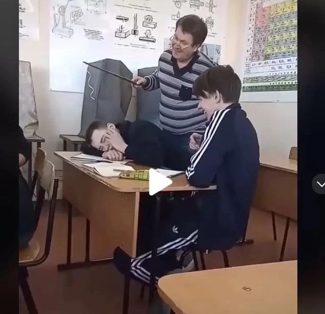VIDEO – Ce-i face profesorul unui elev care a adormit în timpul orei – Imagini amuzante