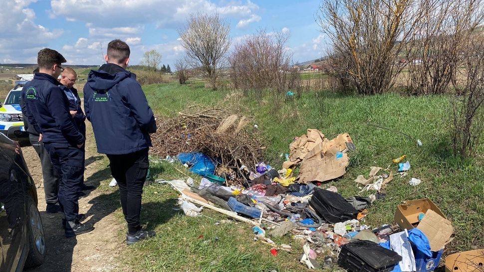 AMENDA uriașă. 10.000 de lei pentru un bistrițean care și-a aruncat gunoiul în natură
