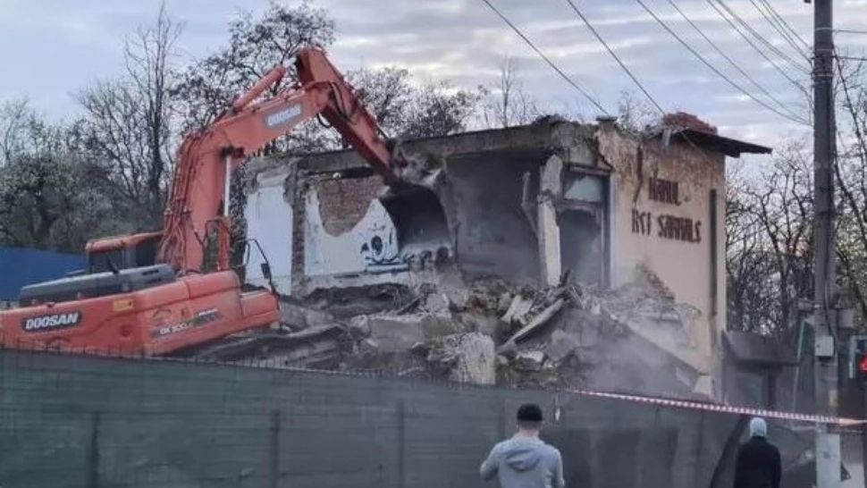 VIDEO | Celebrul han „Trei Sarmale” din Iași a fost demolat ilegal pentru un hotel