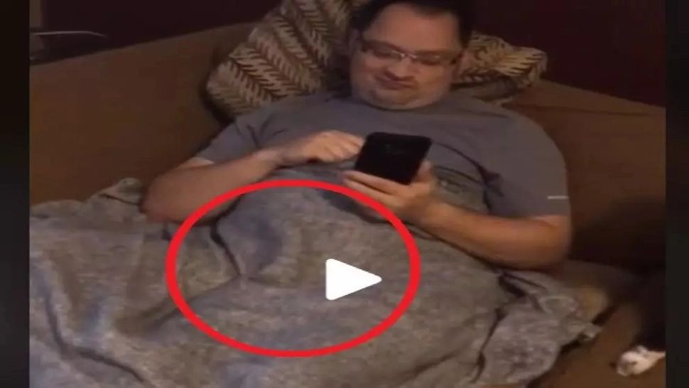 VIDEO – Soția și-a prins partenerul când a venit de la muncă – L-a pus să dea la o parte pătură – Surpriză mare, ce ascundea