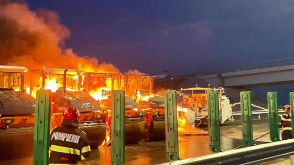 VIDEO Imagini ca-n război pe drumul expres Pitești-Craiova. 4 utilaje au ars ca torțele