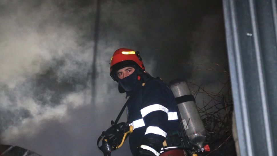 Incendiu violent într-un bloc din Caraș-Severin. 5 victime, locatari evacuați