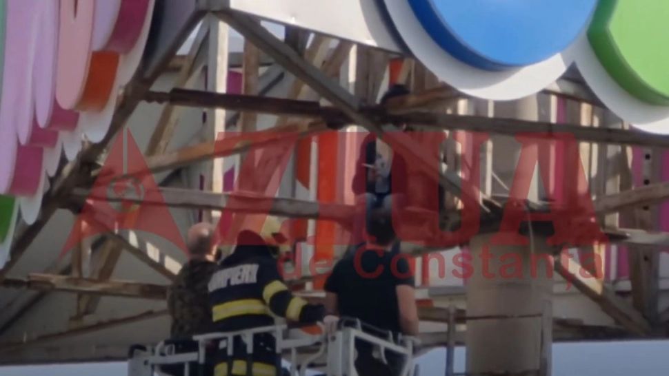 Femeia care anunța că se aruncă de pe reclama la Jumbo a fost dată jos de pompieri