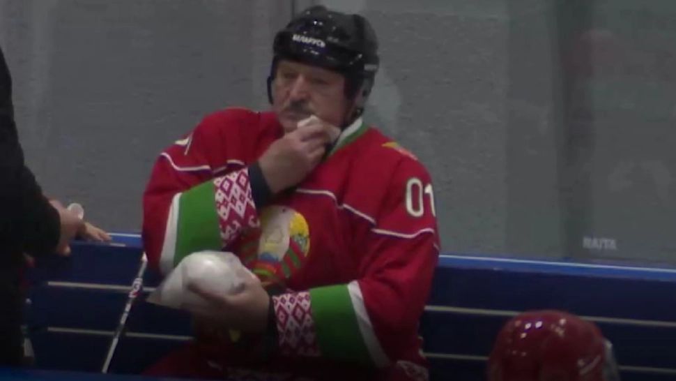 Aleksandr Lukașenko, lovit cu crosa peste față, în timpul unui meci de hochei (FOTO)