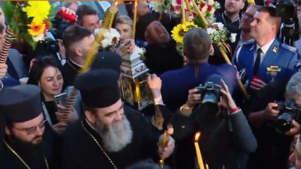 VIDEO Lumina Sfântă aprinsă la Ierusalim a ajuns în România