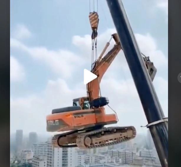 VIDEO – Excavator suspendat în aer la o înălțime amețitoare: “În România, să nu se fure motorină la sfârșitul programului”