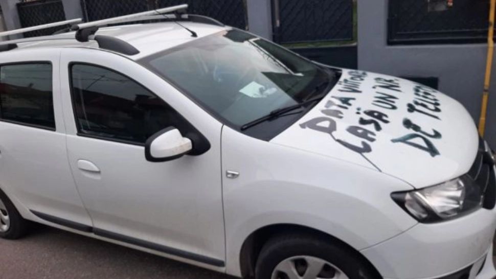 Mesajul incredibil scris de un clujean pe maşina celui care i-a blocat accesul în curte - FOTO