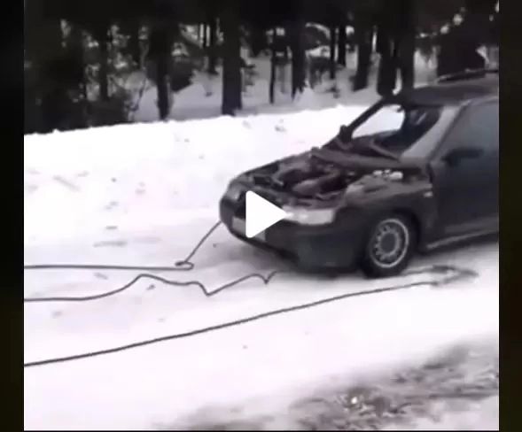 VIDEO – A rămas împotmolit cu mașina pe munte și un prieten a venit să-l tracteze – I-a distrus mașina complet – Daună totală