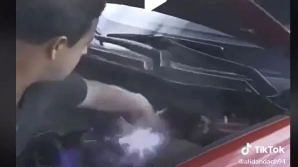 VIDEO – A pornit bateria mașinii cu mâinile goale – Au ieșit scântei însă mecanicul nu a pățit absolut nimic