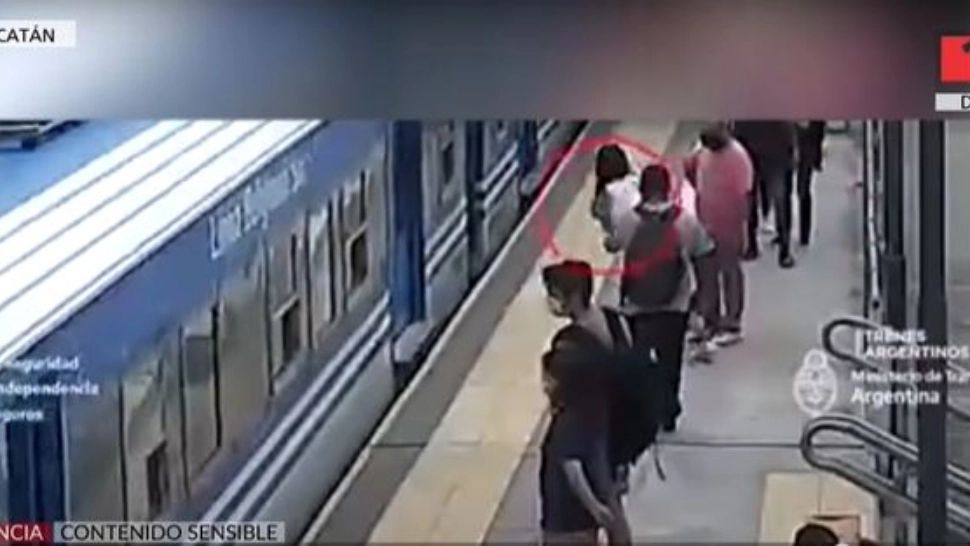 O tânără a leșinat și a căzut sub metrou - A supraviețuit miraculos fără nicio zgârietură - Imaginile uluitoare