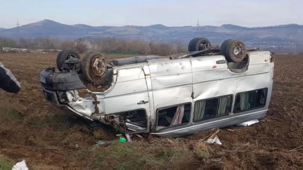 Microbuz cu 12 persoane, RĂSTURNAT, la Sibiu: printre pasageri se află și un copil de 5 ani - Mai multe persoane au ajuns la spital