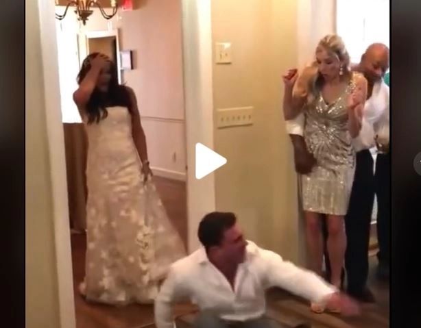 VIDEO – Mirele a vrut să se dea în spectacol dar s-a făcut de râs în față tuturor musafirilor – Miresei i-a fost rușine cu el
